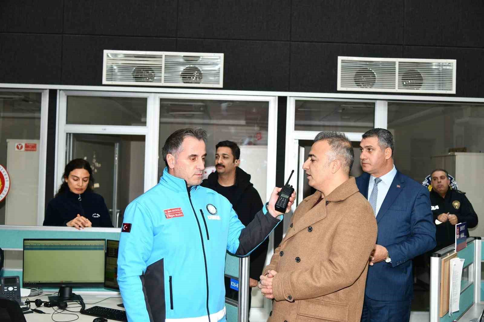 Vali Çiçek, yılbaşında görevli jandarma, polis ve sağlıkçıları ziyaret etti 9 vali cicek yilbasinda gorevli jandarma polis ve saglikcilari ziyaret etti 5 NANteBbL