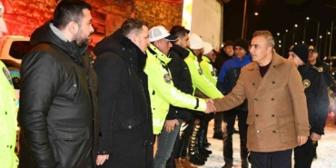 vali-cicek-yilbasinda-gorevli-jandarma-polis-ve-saglikcilari-ziyaret-etti-wudPxPEn.jpg