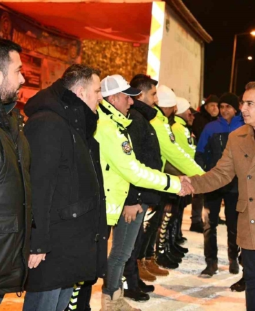 vali-cicek-yilbasinda-gorevli-jandarma-polis-ve-saglikcilari-ziyaret-etti-wudPxPEn.jpg