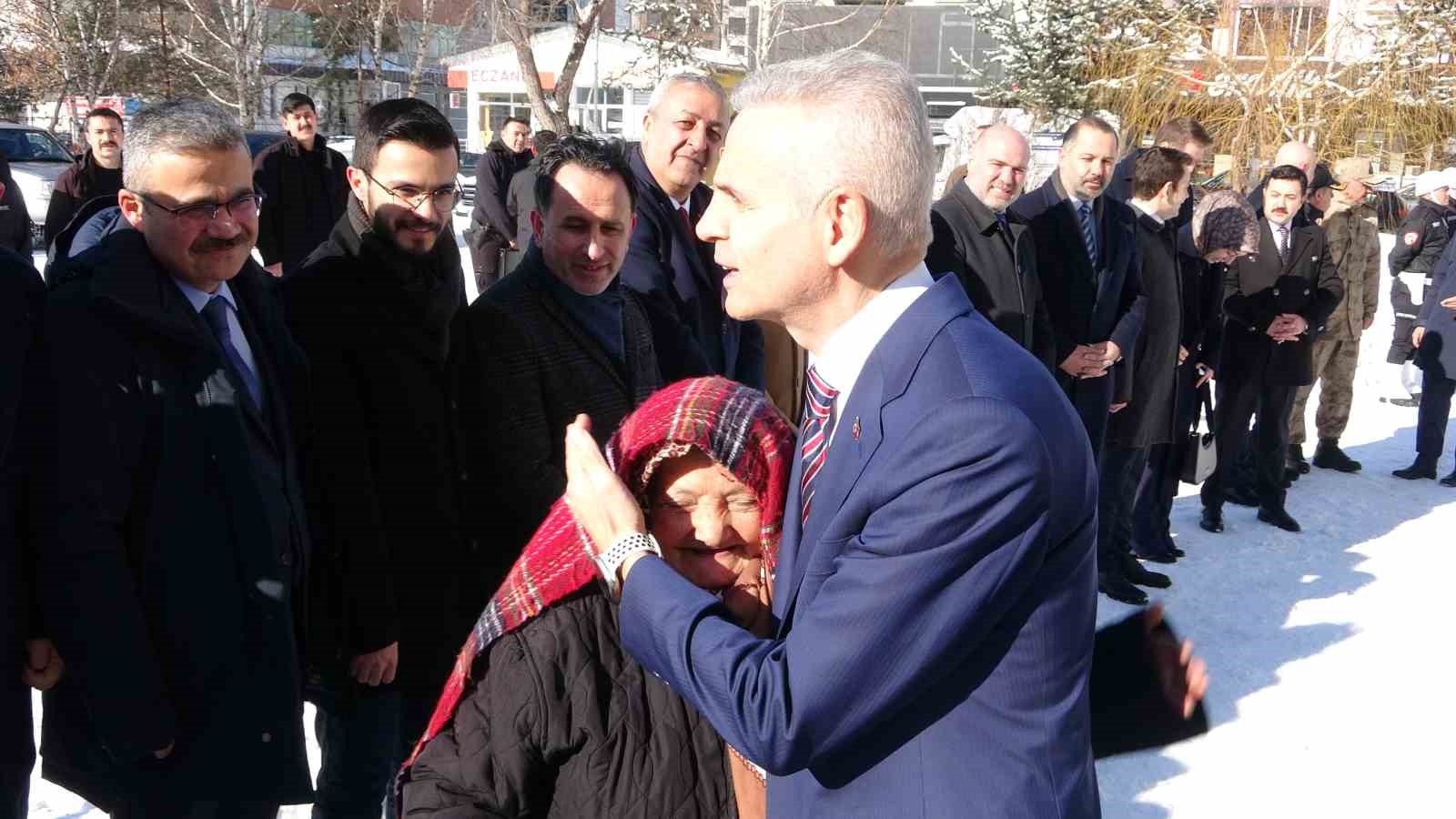 Vali Çiçekli görevine başladı 4 vali cicekli gorevine basladi 0 wyYLeR8i