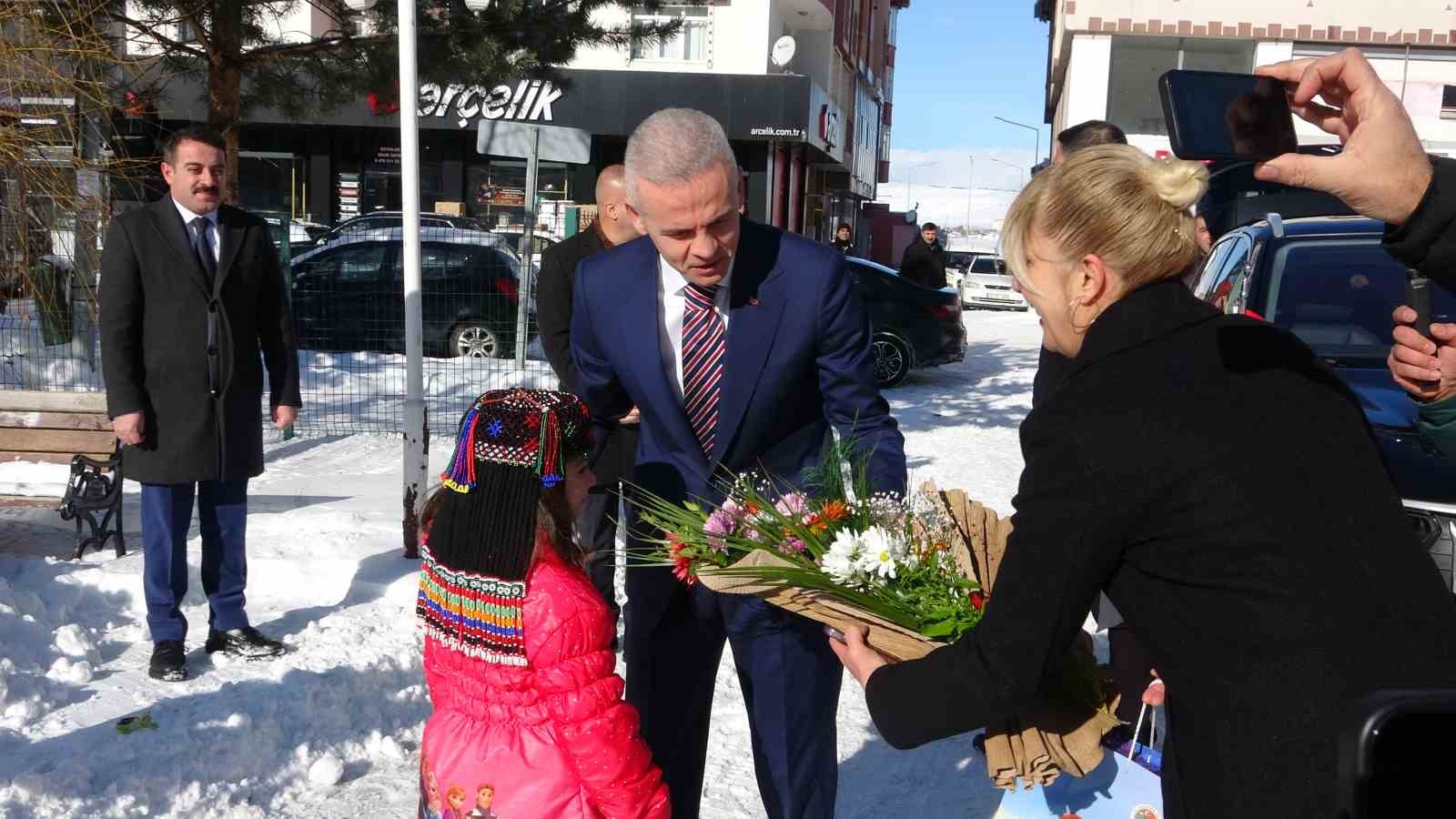 Vali Çiçekli görevine başladı 5 vali cicekli gorevine basladi 1 L3XVQTQh
