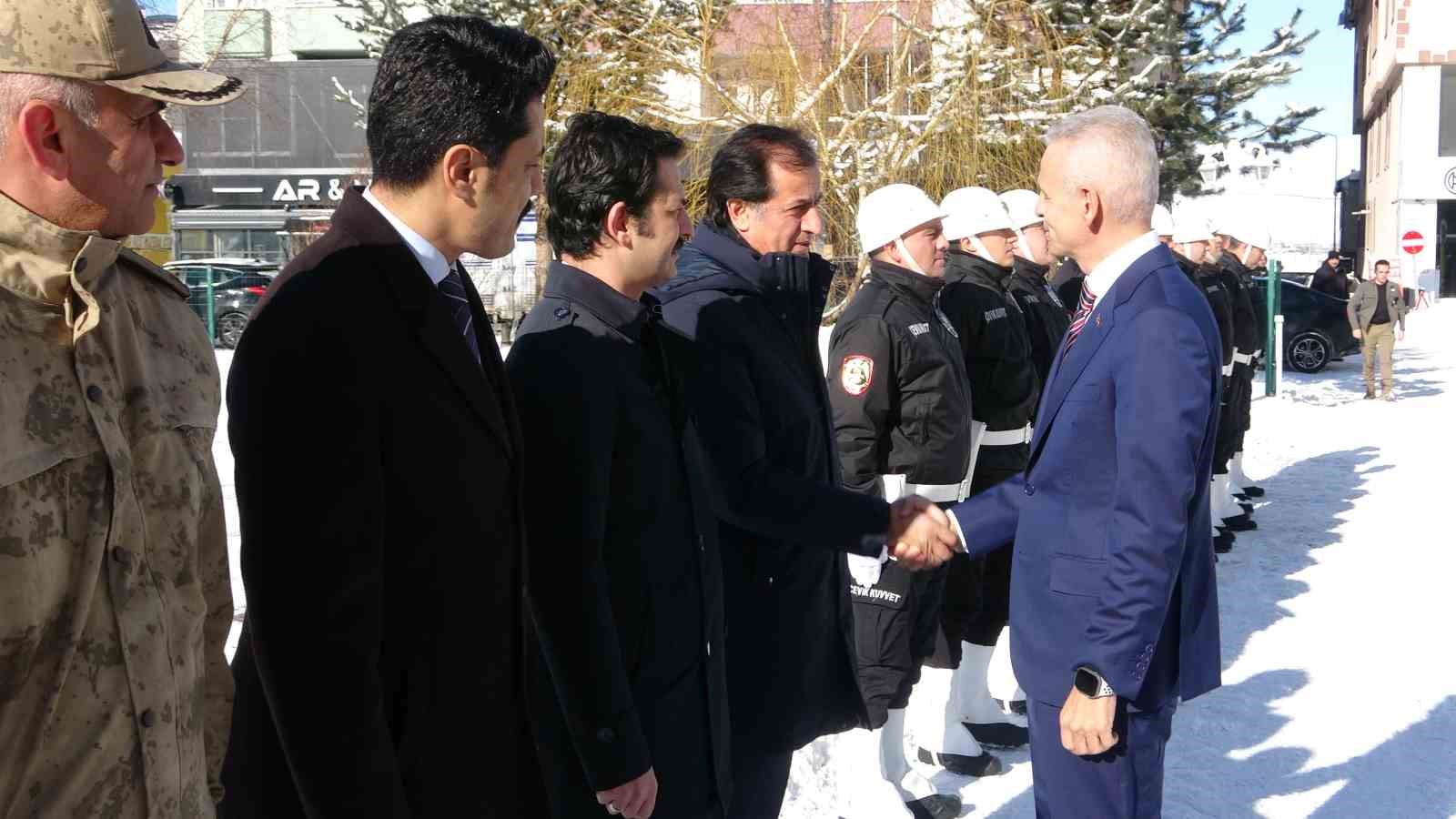 Vali Çiçekli görevine başladı 6 vali cicekli gorevine basladi 2 RgRA6glT