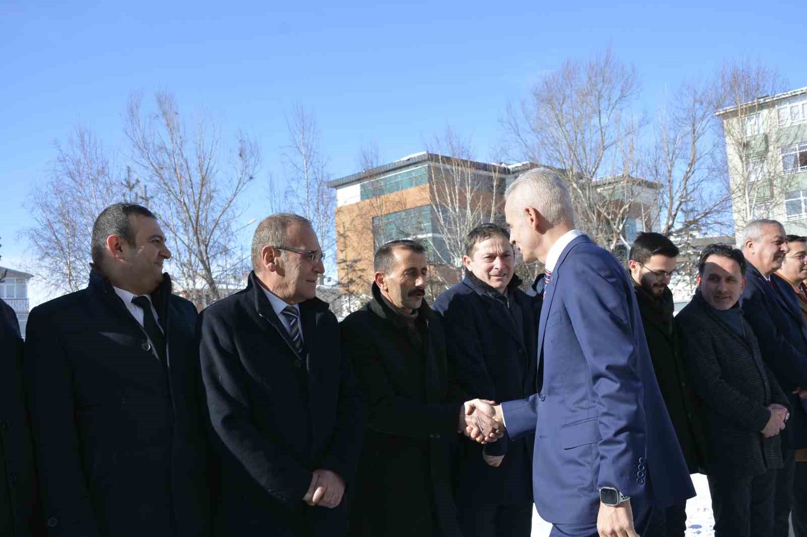 Vali Çiçekli görevine başladı 8 vali cicekli gorevine basladi 4 s9UFilut