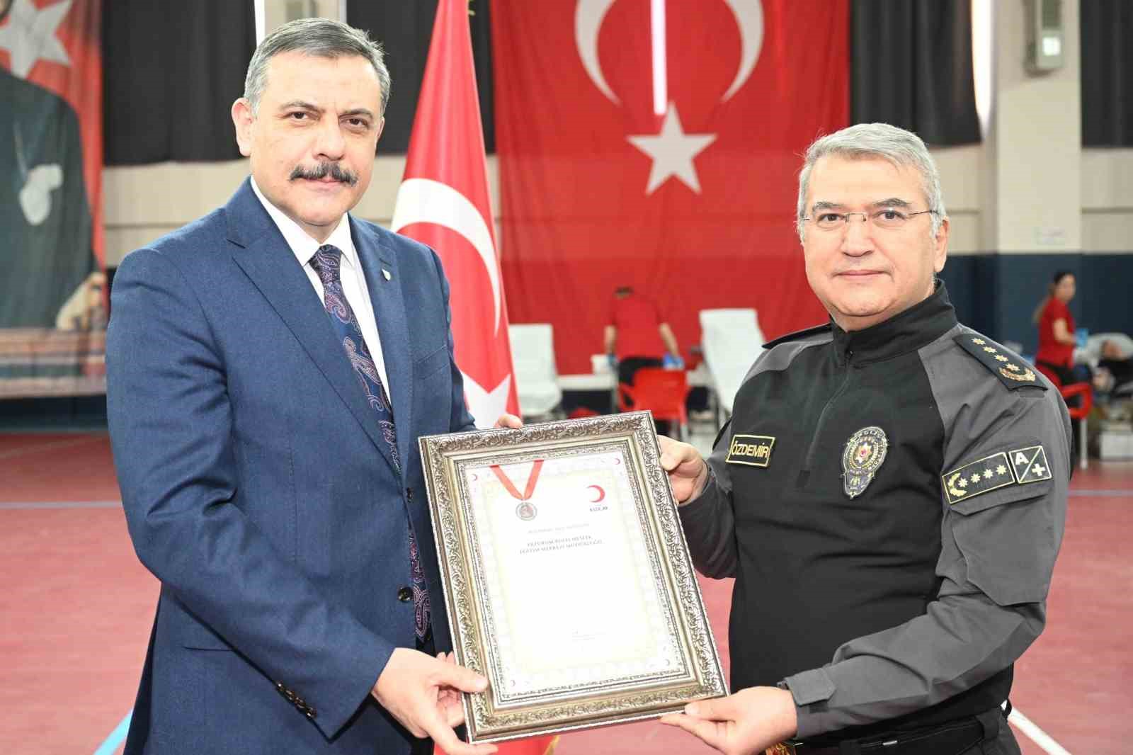 vali ciftci 45inci kez kan bagisinda bulundu 3 Ghl32bsI