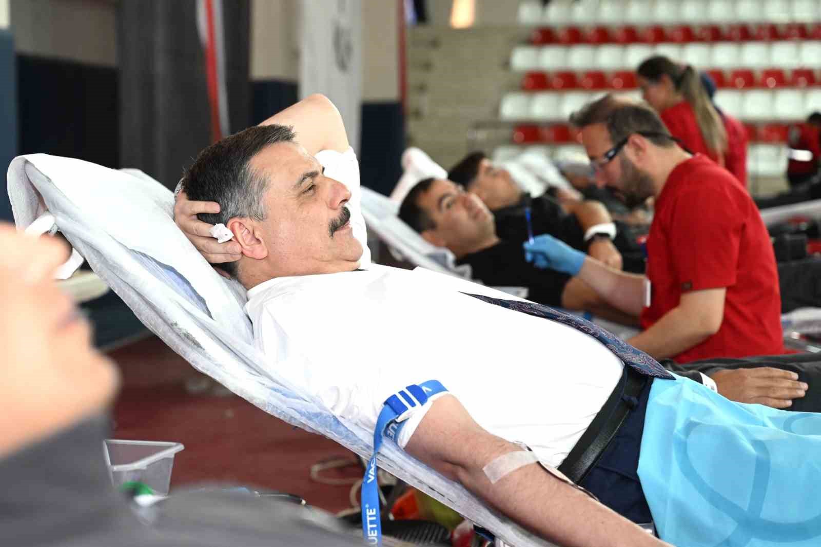 vali ciftci 45inci kez kan bagisinda bulundu 4 WsSwaJIJ