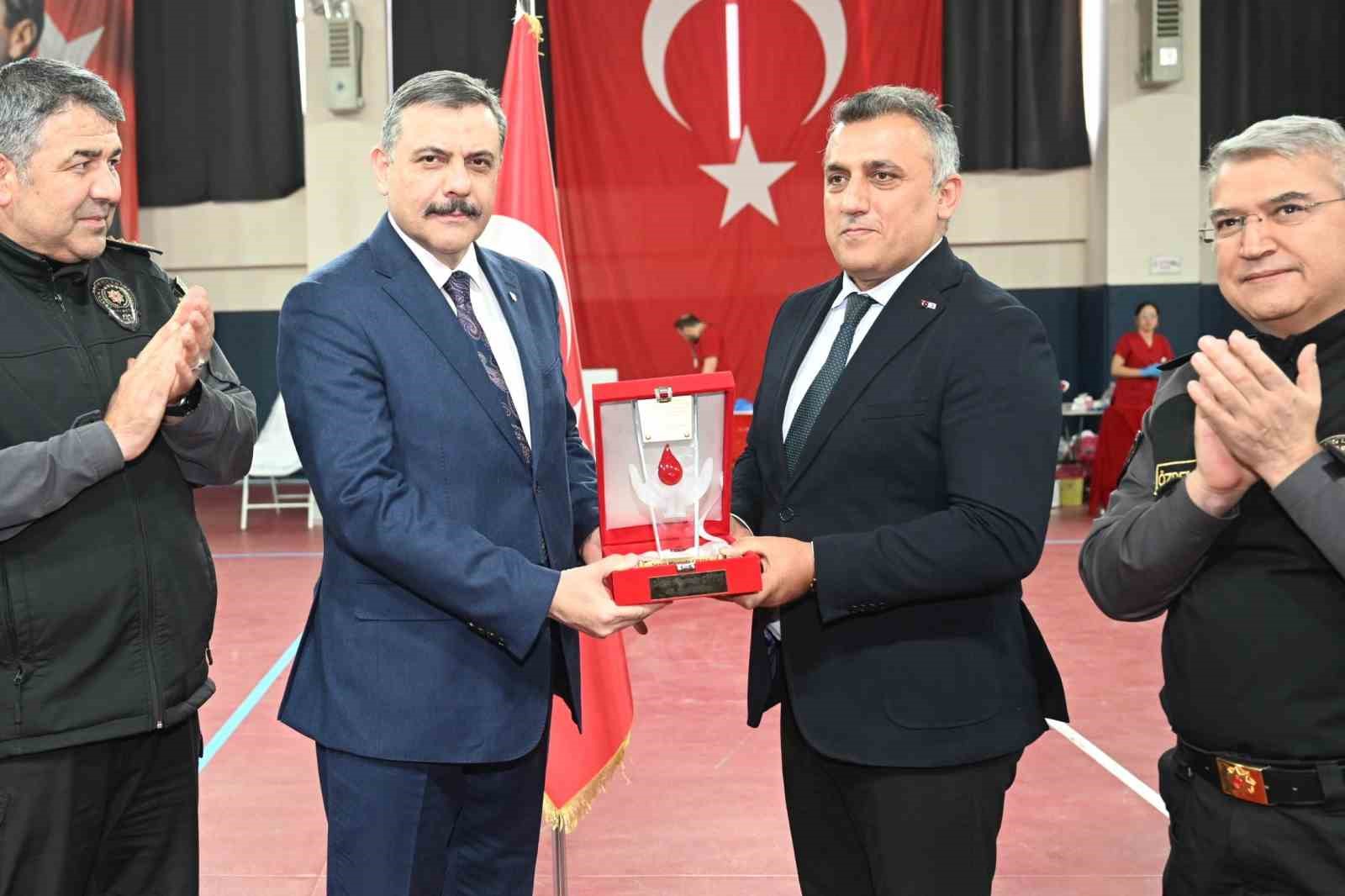 vali ciftci 45inci kez kan bagisinda bulundu 5 rRw9O275