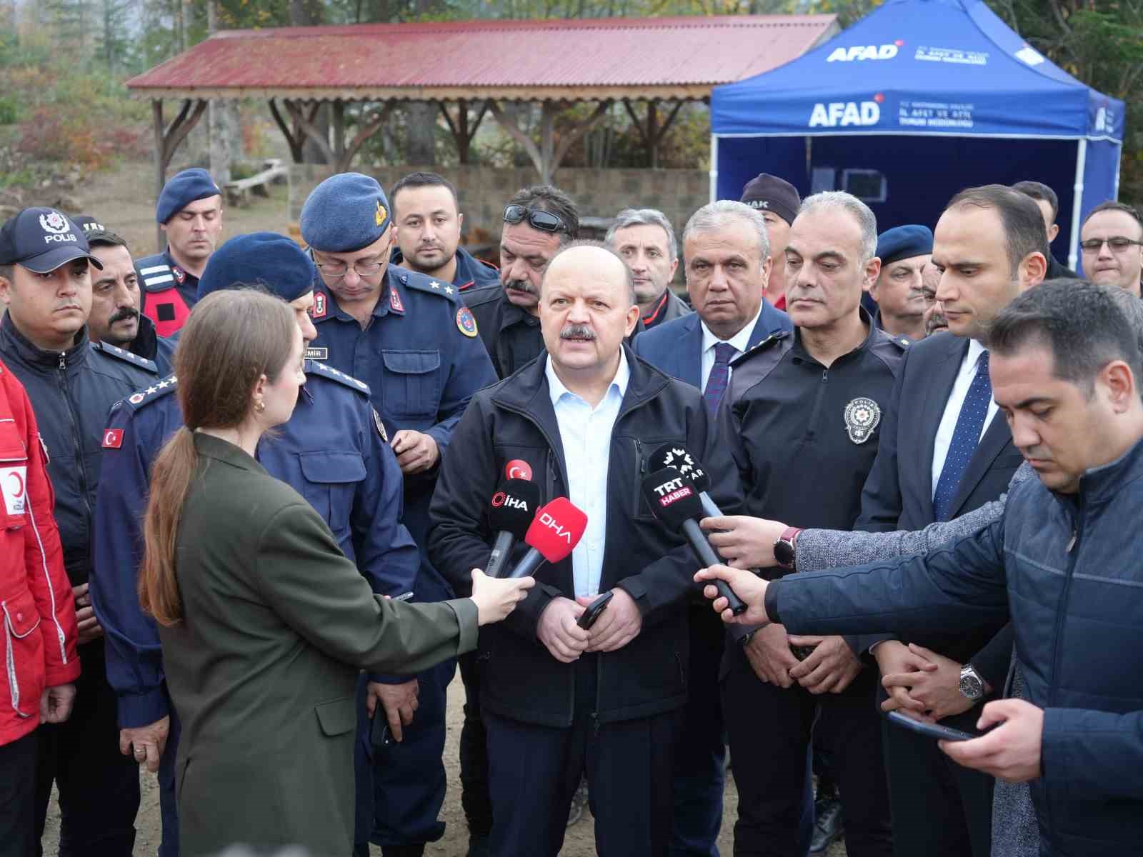 Vali Dallı’dan kayıp anne ve oğlu hakkında açıklama: "Tüm ihtimalleri değerlendiriyoruz" 4 vali dallidan kayip anne ve oglu hakkinda aciklama tum ihtimalleri degerlendiriyoruz 0 8s3AYjNf