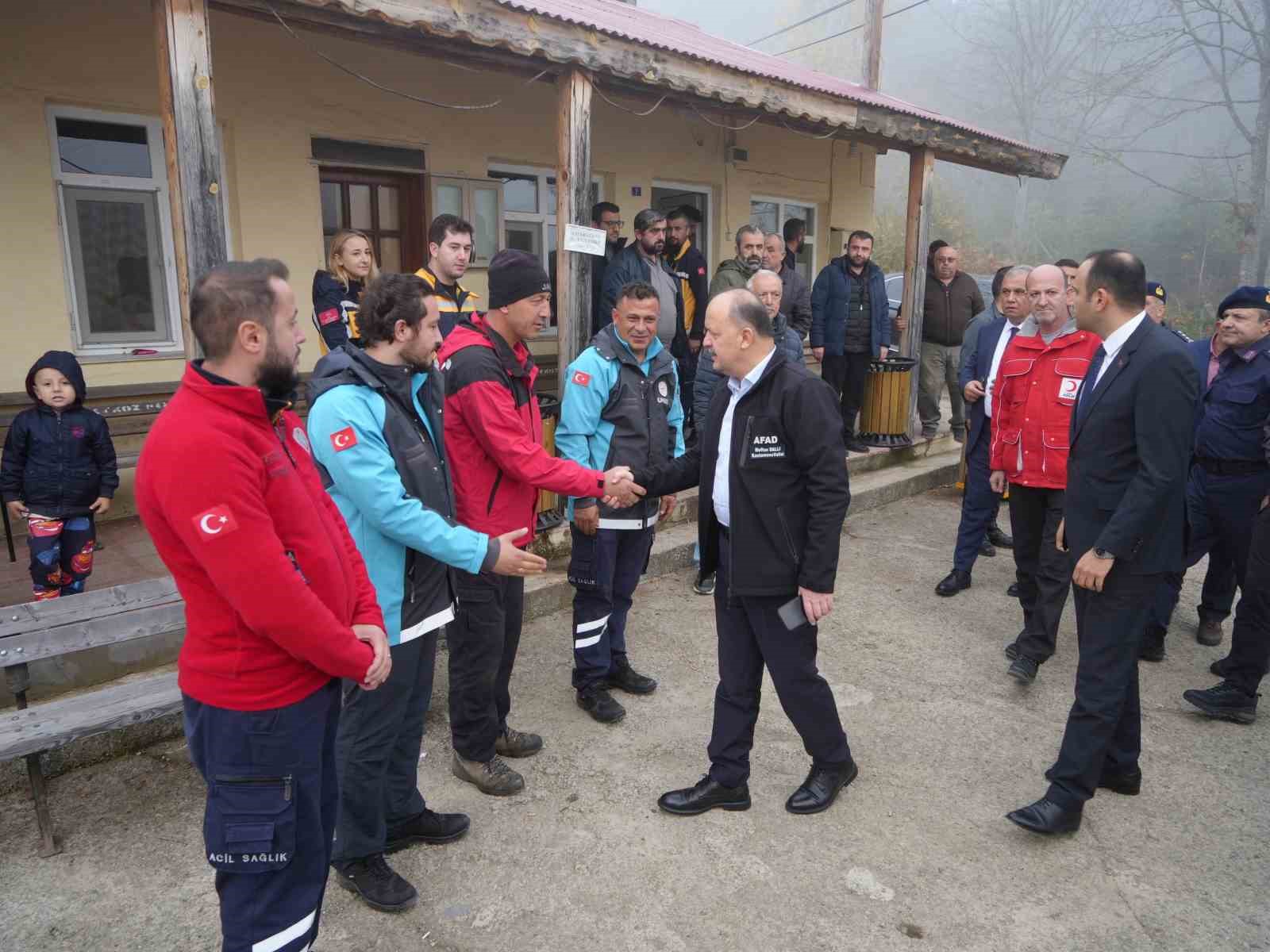 Vali Dallı’dan kayıp anne ve oğlu hakkında açıklama: "Tüm ihtimalleri değerlendiriyoruz" 5 vali dallidan kayip anne ve oglu hakkinda aciklama tum ihtimalleri degerlendiriyoruz 1 FDEtnqHD