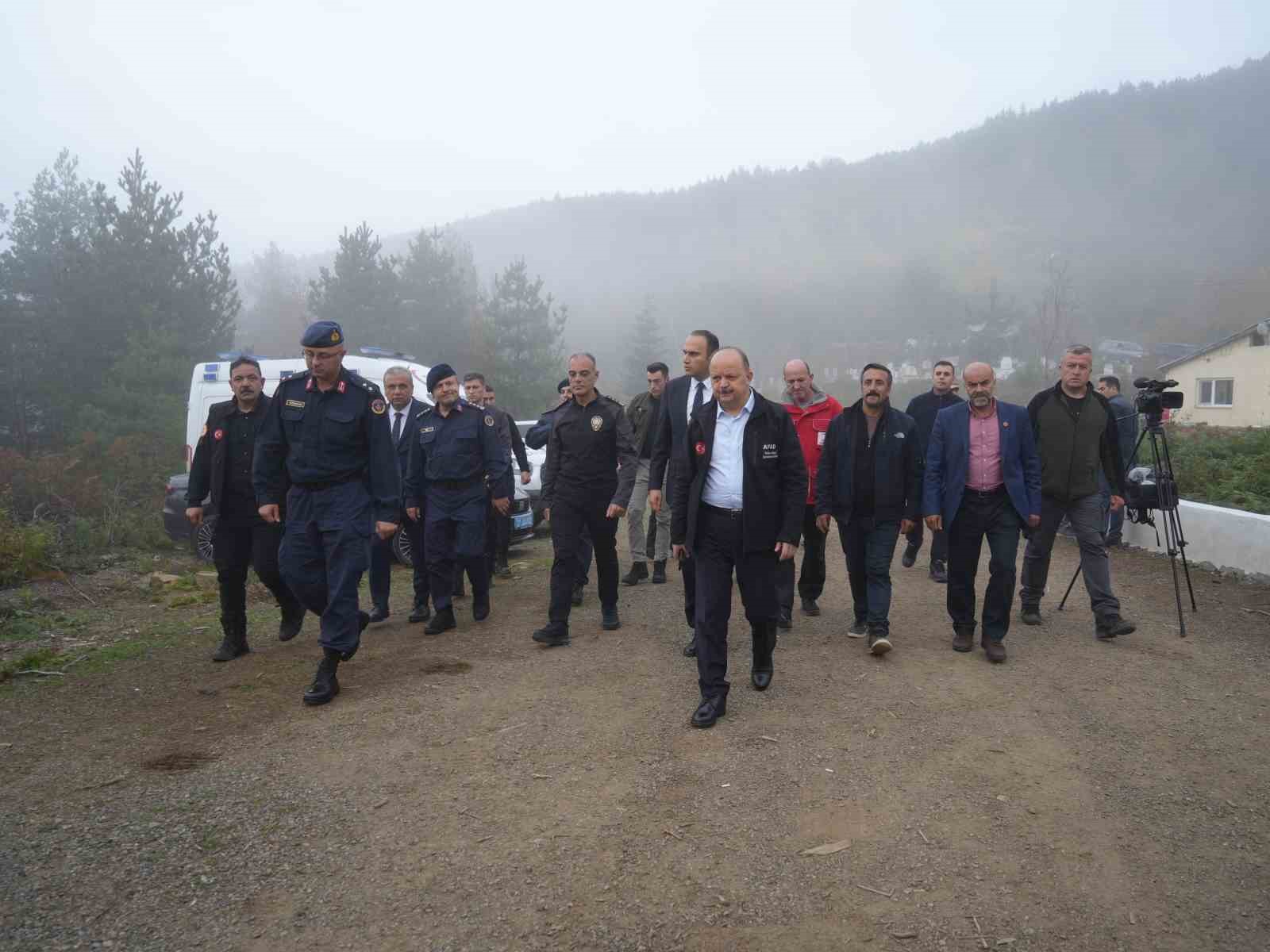 Vali Dallı’dan kayıp anne ve oğlu hakkında açıklama: "Tüm ihtimalleri değerlendiriyoruz" 6 vali dallidan kayip anne ve oglu hakkinda aciklama tum ihtimalleri degerlendiriyoruz 2 gan8wNtJ