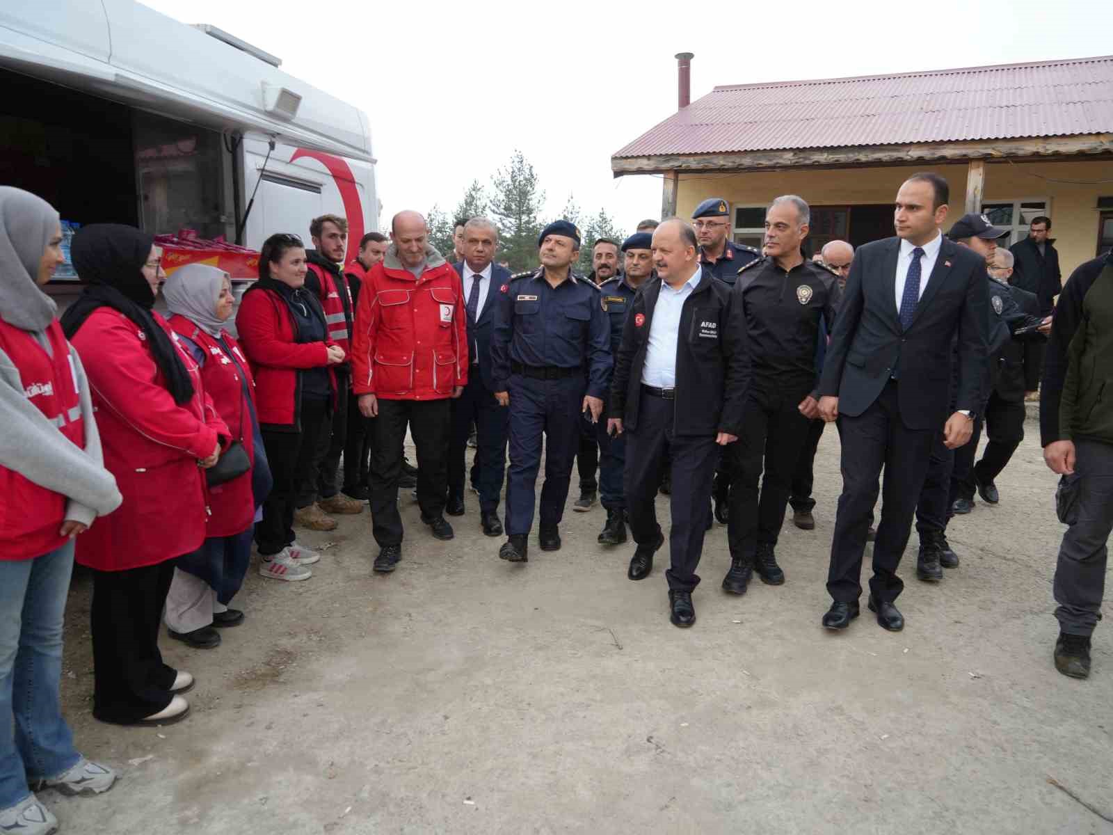Vali Dallı’dan kayıp anne ve oğlu hakkında açıklama: "Tüm ihtimalleri değerlendiriyoruz" 8 vali dallidan kayip anne ve oglu hakkinda aciklama tum ihtimalleri degerlendiriyoruz 4 u3aWjHlg