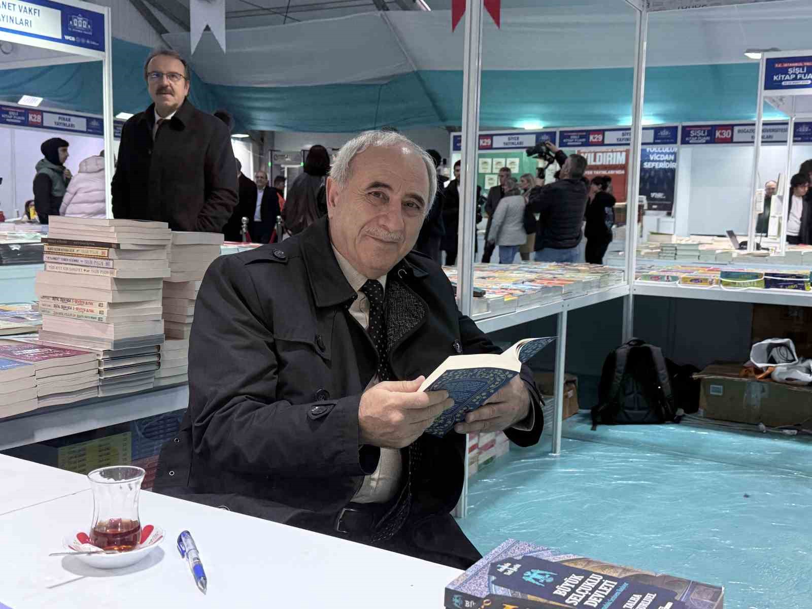 vali davut gulkitap okuma projesi ile okullarimizdaki kitap sayisini 6 bucuk milyondan 13 milyona GF9ZlCuO