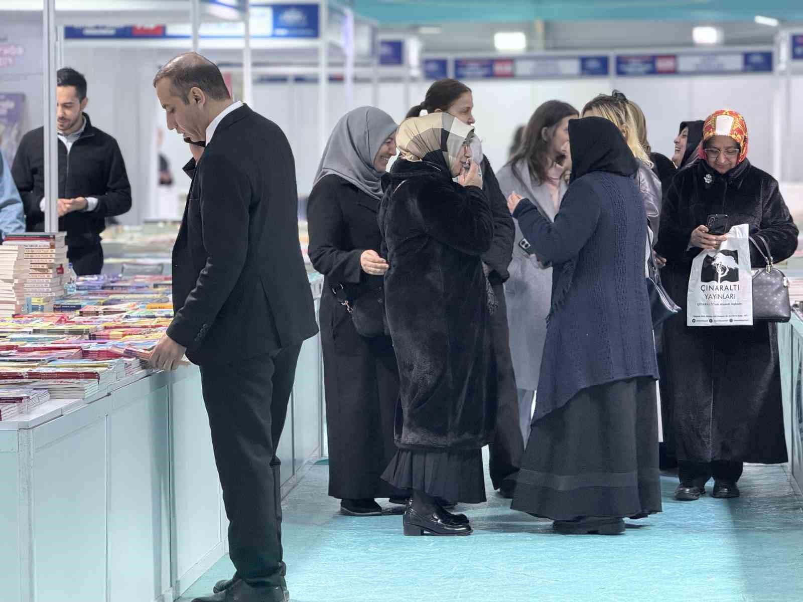 vali davut gulkitap okuma projesi ile okullarimizdaki kitap sayisini 6 bucuk milyondan 13 milyona NXnwfNIe