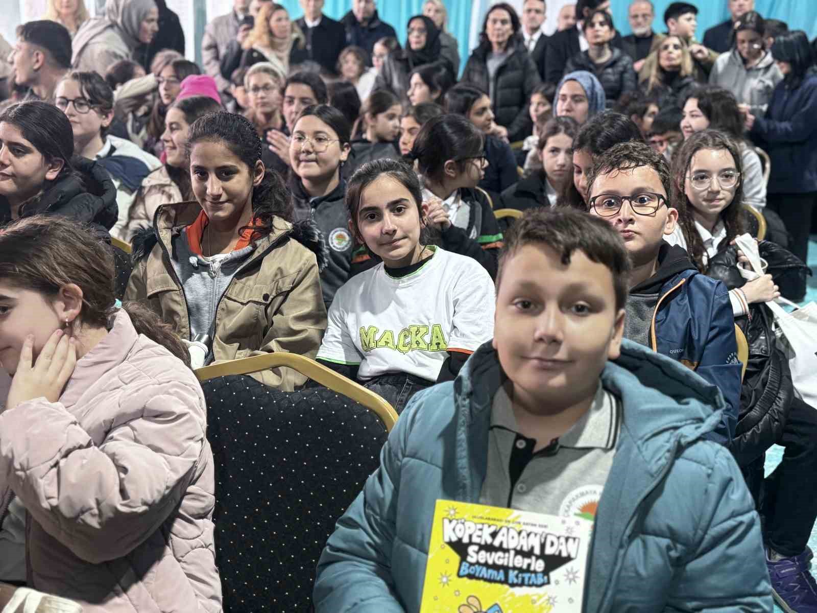 vali davut gulkitap okuma projesi ile okullarimizdaki kitap sayisini 6 bucuk milyondan 13 milyona SqZaIeLY