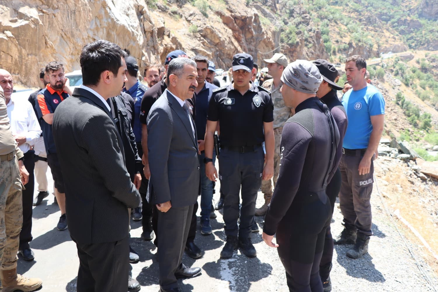 Vali Ekici, Habur Çayı’ndaki arama çalışmalarını yerinde inceledi 4 vali ekici habur cayindaki arama calismalarini yerinde inceledi 0 NOfmLSU7