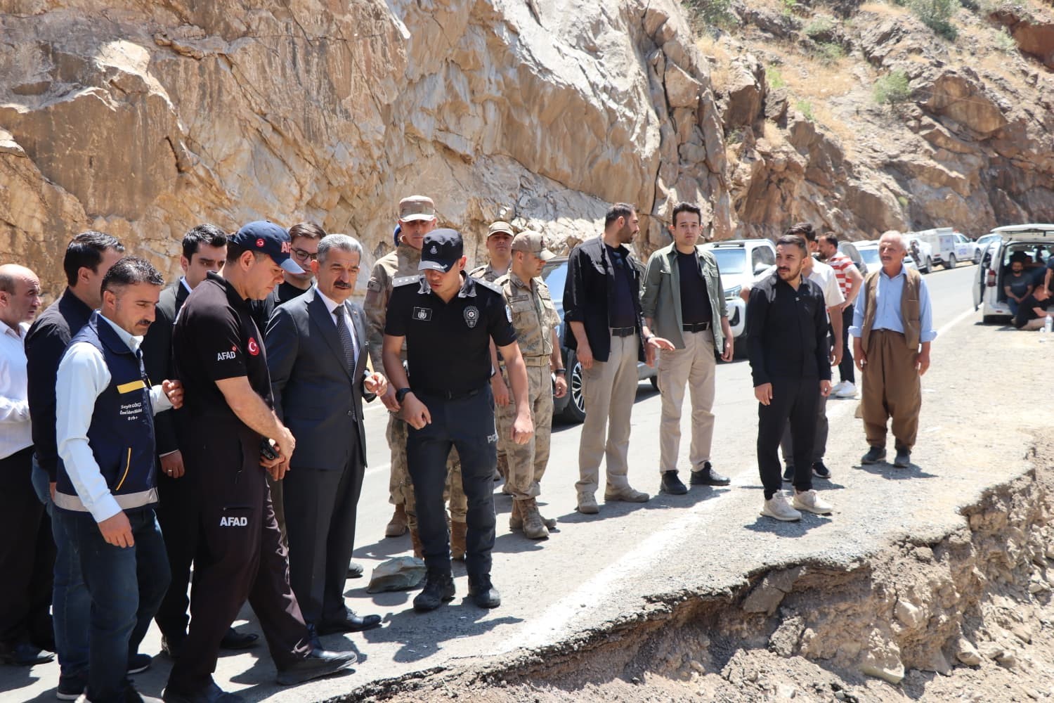 Vali Ekici, Habur Çayı’ndaki arama çalışmalarını yerinde inceledi 5 vali ekici habur cayindaki arama calismalarini yerinde inceledi 1 GOTEqh6d