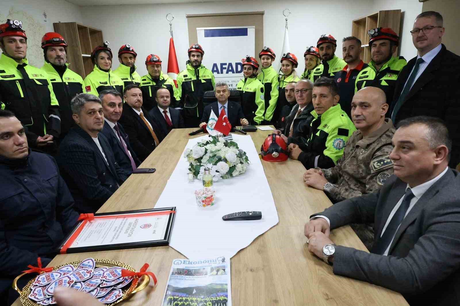 vali ergun arama kurtarma calismalari durmadi cig riski sebebiyle ara verildi 8 whswNjXG
