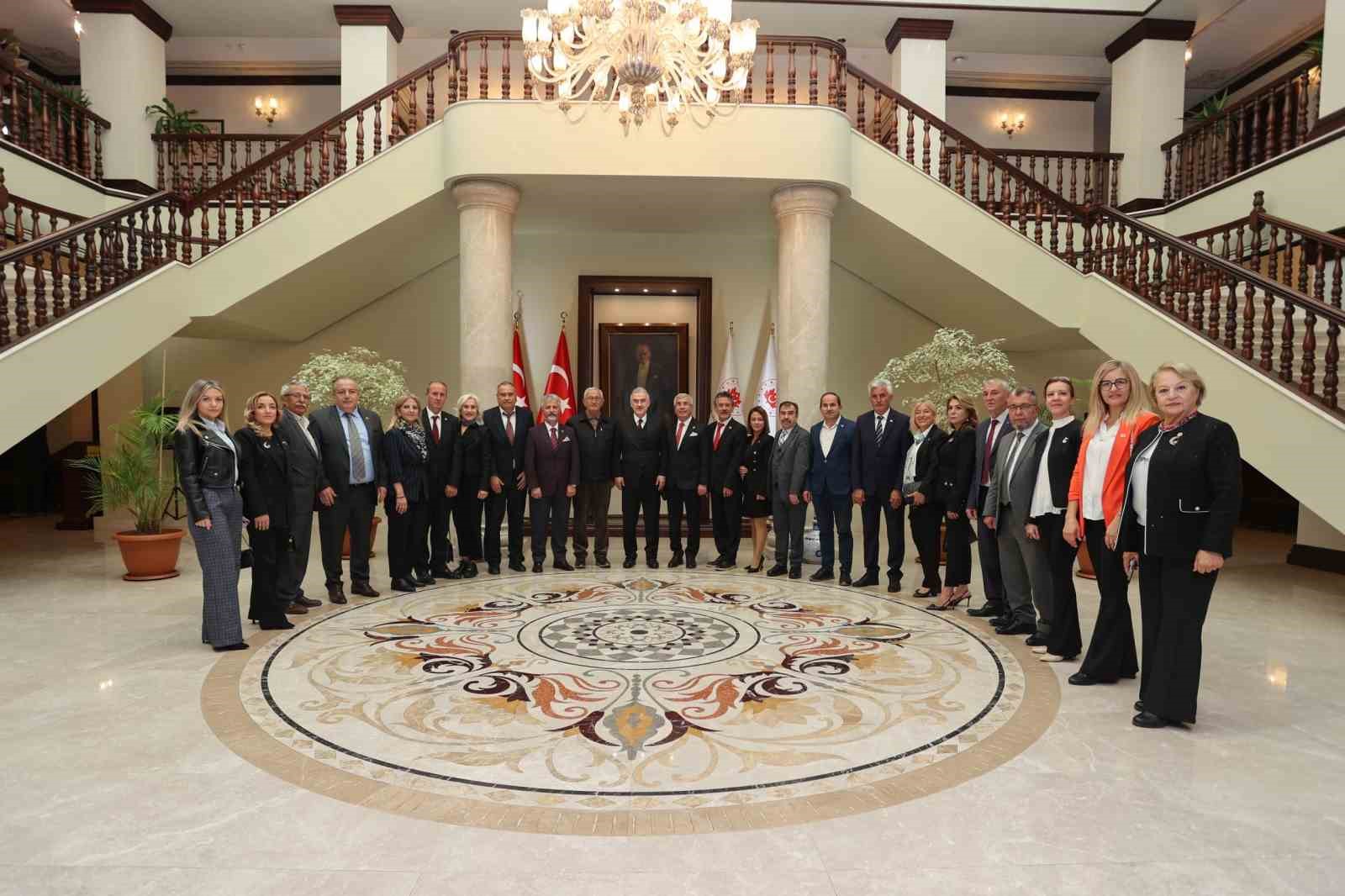 vali erol ayyildiz muhtarlari agirladi 0 YajuMdgT