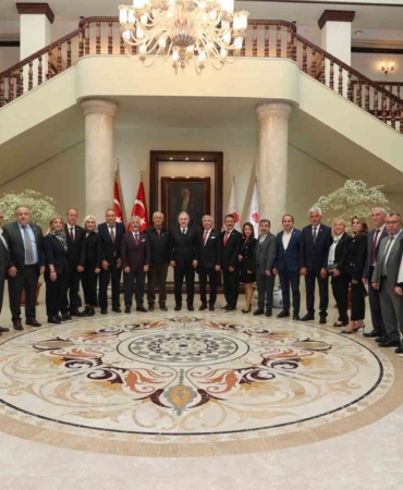 vali-erol-ayyildiz-muhtarlari-agirladi-Tm72CTkJ.jpg
