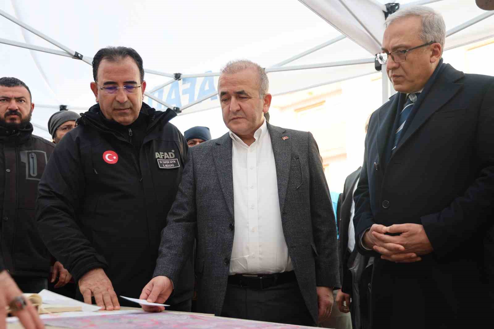 vali hatipoglu arama ve tarama faaliyetleri genis bir alan icerisinde devam ediyor 0 erFhVPrZ