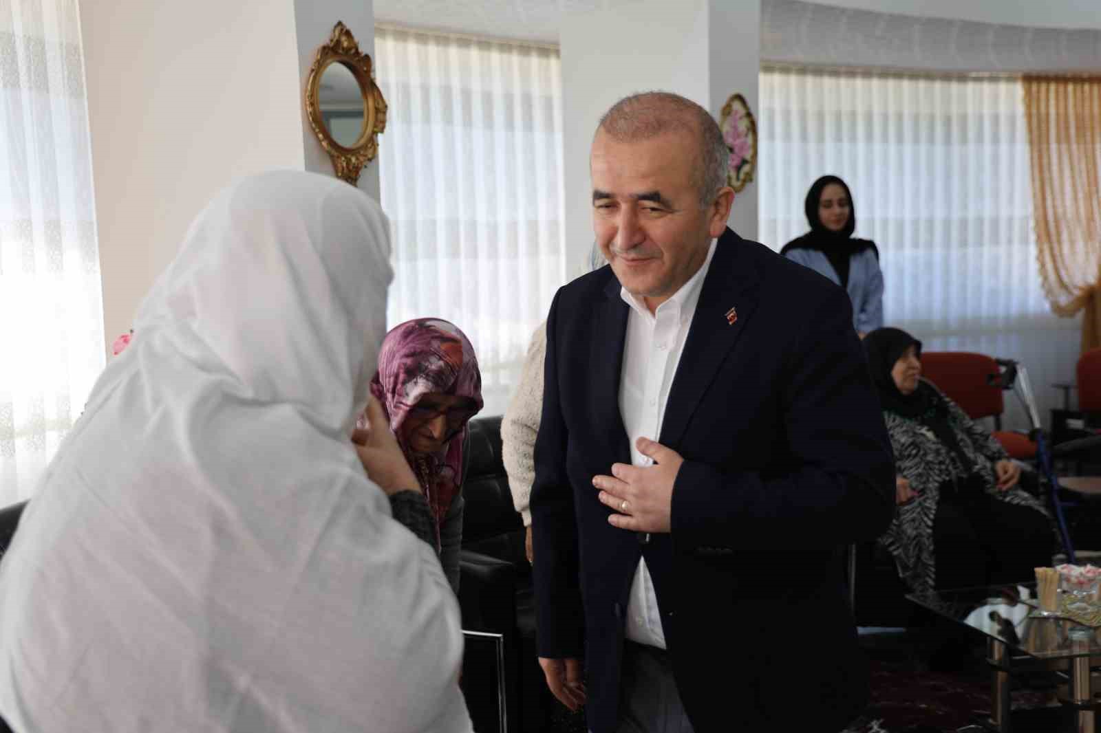 vali hatipoglu huzurevi sakinleriyle bir araya geldi 1