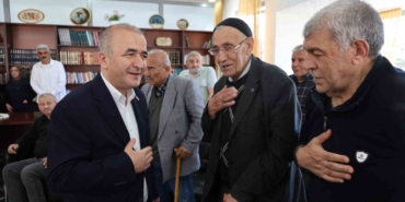 vali-hatipoglu-huzurevi-sakinleriyle-bir-araya-geldi-G88b7HbV.jpg