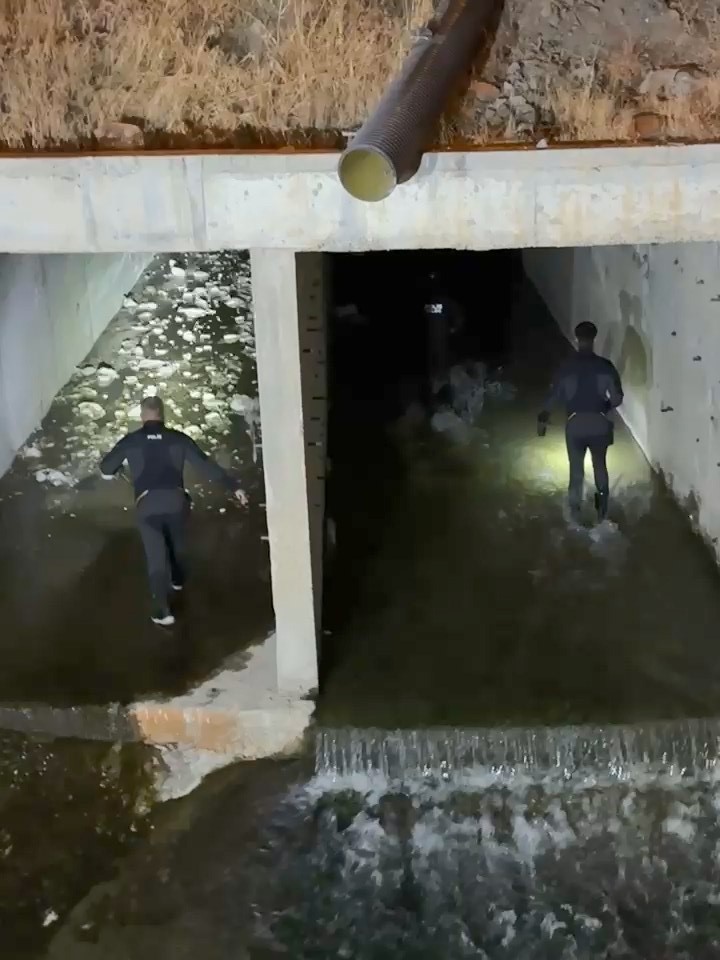 vali hatipoglu kaybolan cocugun arandigi alanda incelemelerde bulundu 2 rw45FVJg