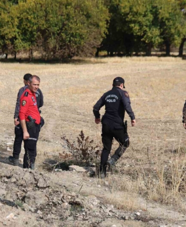 vali-hatipoglu-kaybolan-cocugun-arandigi-alanda-incelemelerde-bulundu-RKgZhVJ1.jpg