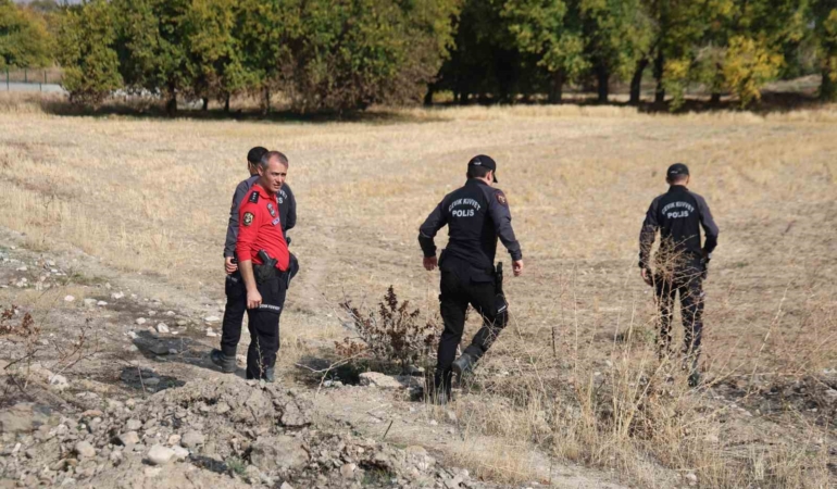vali-hatipoglu-kaybolan-cocugun-arandigi-alanda-incelemelerde-bulundu-RKgZhVJ1.jpg