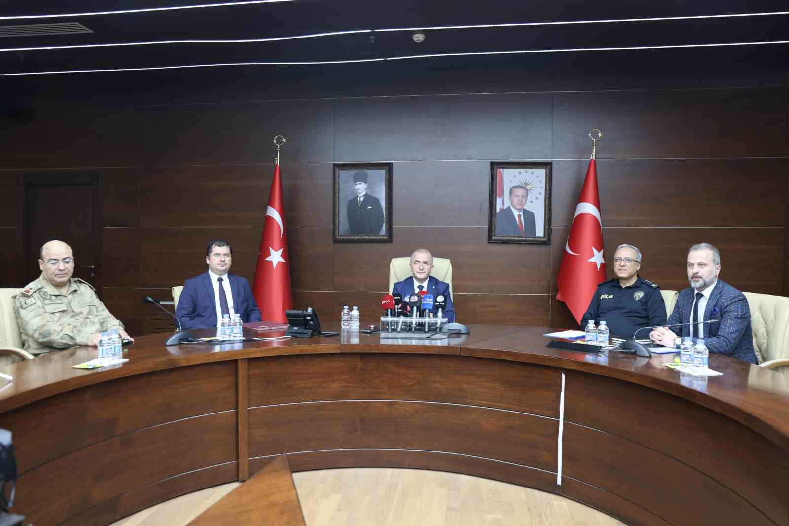 vali hatipoglu randevusu olmayan ebeveynler okul bahcesine sokulmayacak 1
