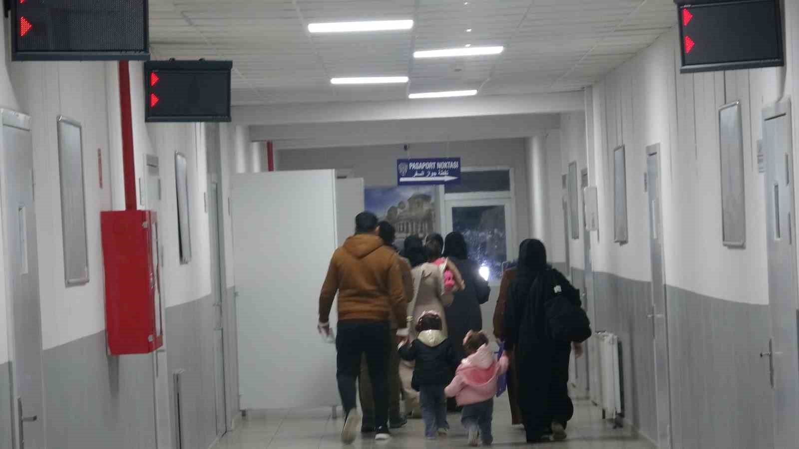 Vali Kalaylı: "Suriyelilerin gönüllü geri dönüş süreci kesintisiz sürüyor" 4 vali kalayli suriyelilerin gonullu geri donus sureci kesintisiz suruyor 0 urtsYW7z
