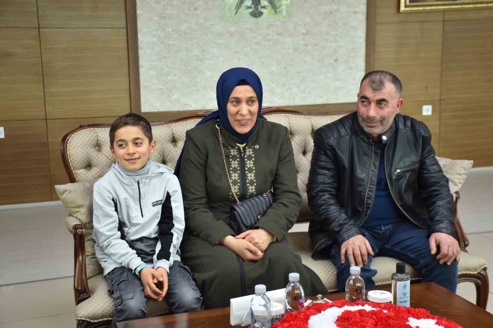 vali karakayadan kar altinda istiklal marsi okuyan ogrenciye tesekkur 1 uTB7HJIZ