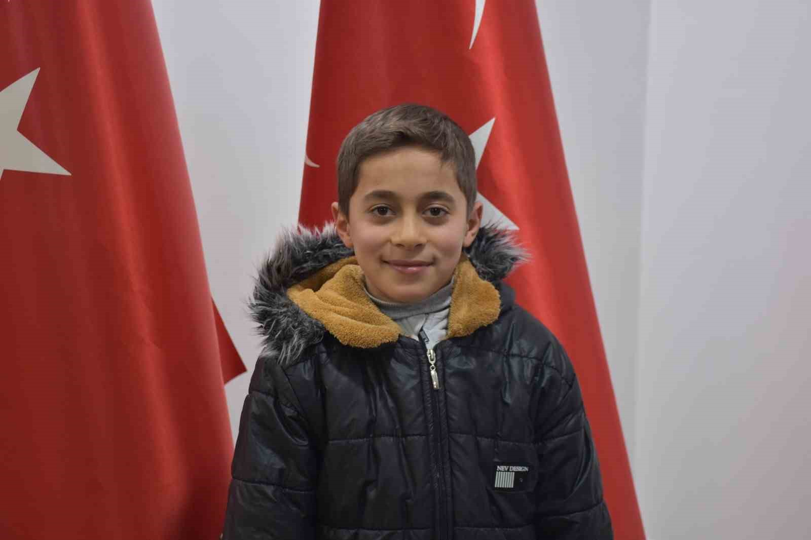 vali karakayadan kar altinda istiklal marsi okuyan ogrenciye tesekkur 2 aahDhg2H