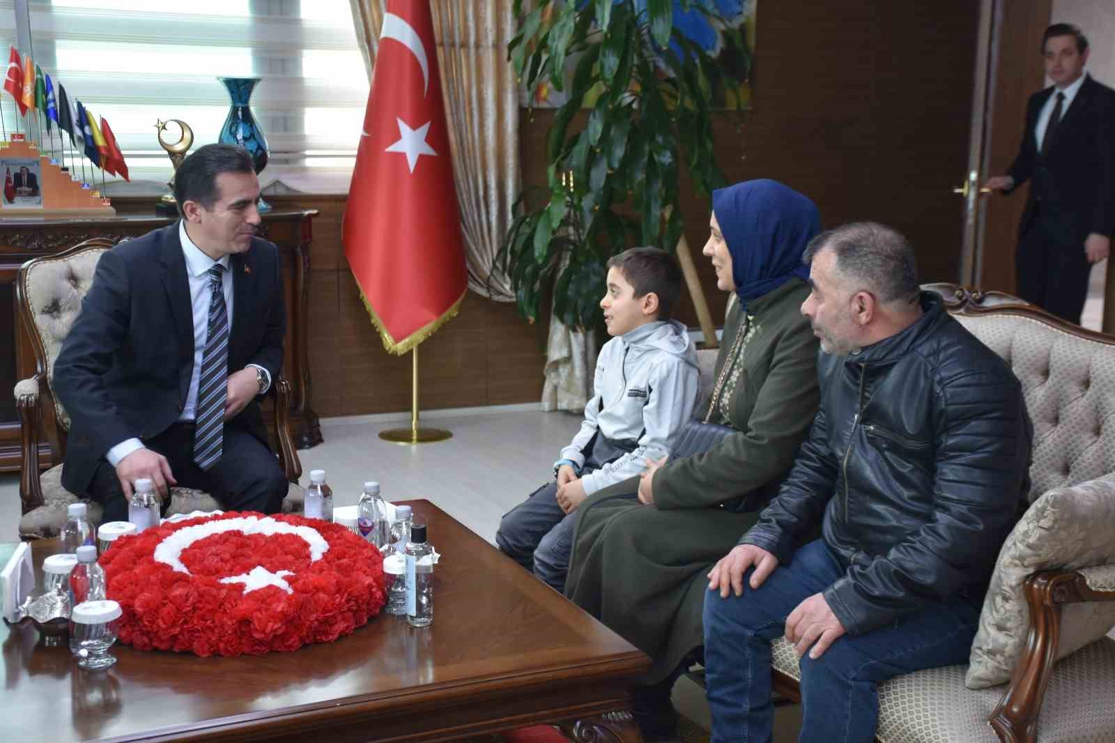 vali karakayadan kar altinda istiklal marsi okuyan ogrenciye tesekkur 3 lur1yu4J