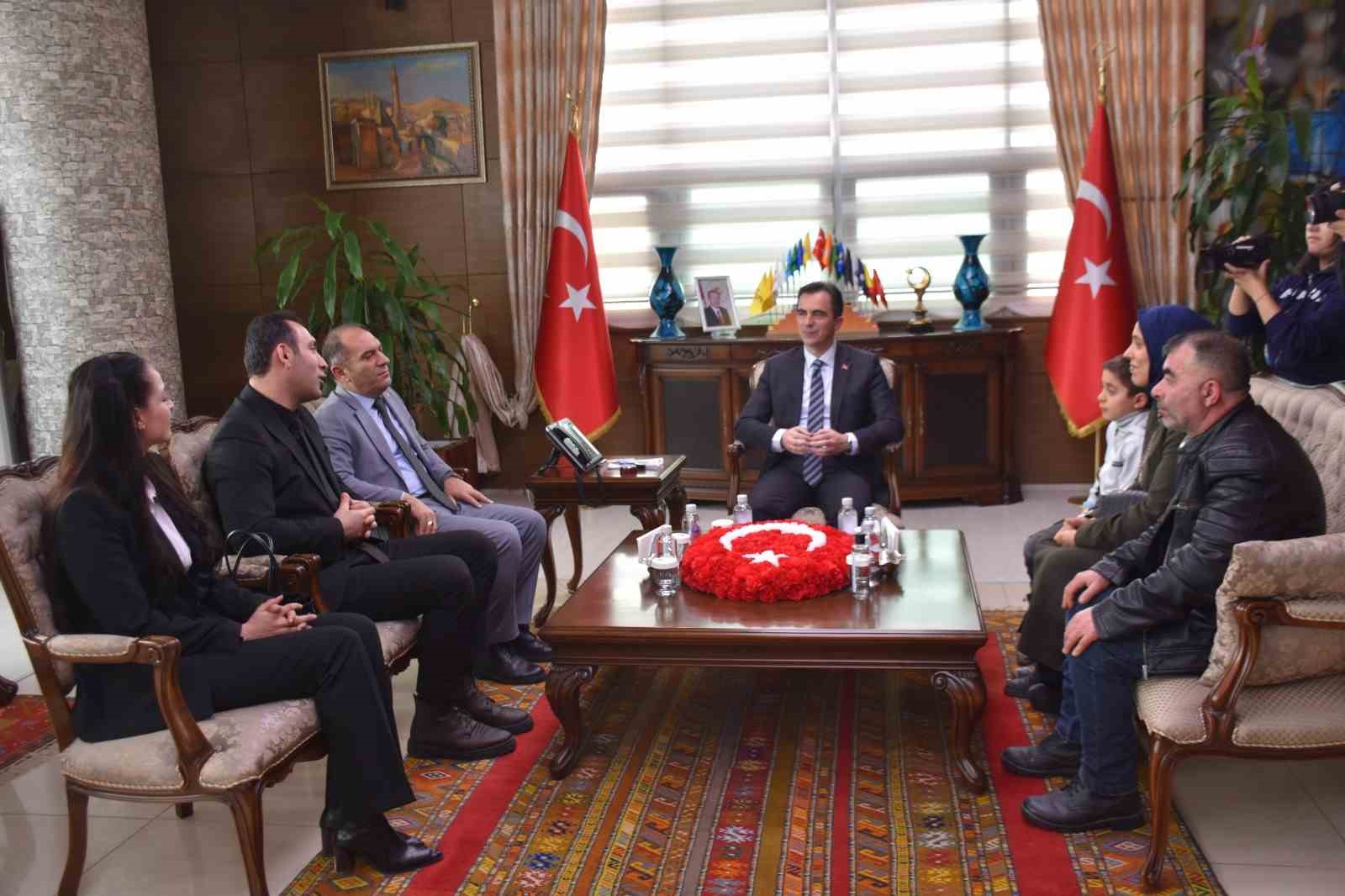 vali karakayadan kar altinda istiklal marsi okuyan ogrenciye tesekkur 4 qRqngKI6