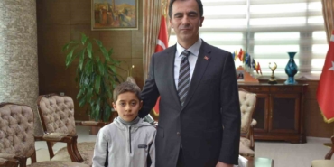 vali-karakayadan-kar-altinda-istiklal-marsi-okuyan-ogrenciye-tesekkur-CD7hb3GN.jpg