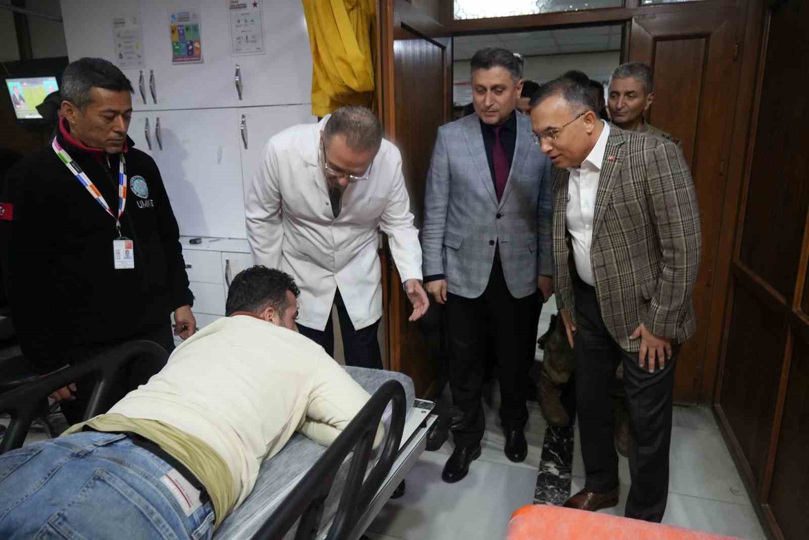 vali kemal ceber kazada yaralanan vatandaslari hastanede ziyaret etti 1 9KQeRe8n