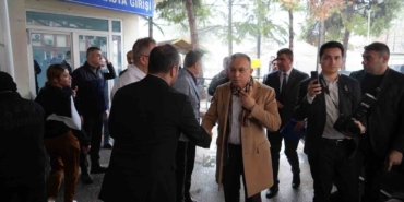 vali-kemal-ceber-kazada-yaralanan-vatandaslari-hastanede-ziyaret-etti-FjCzrMfL.jpg