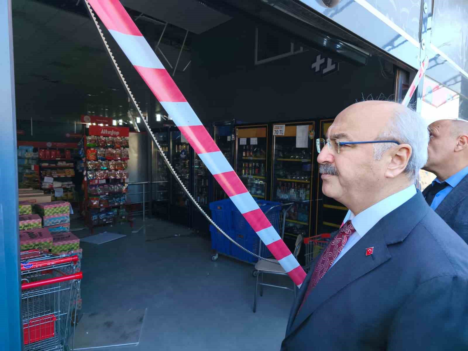 vali kosger aciklama yaptigi sirada artci depreme yakalandi 1 srHEj3ah