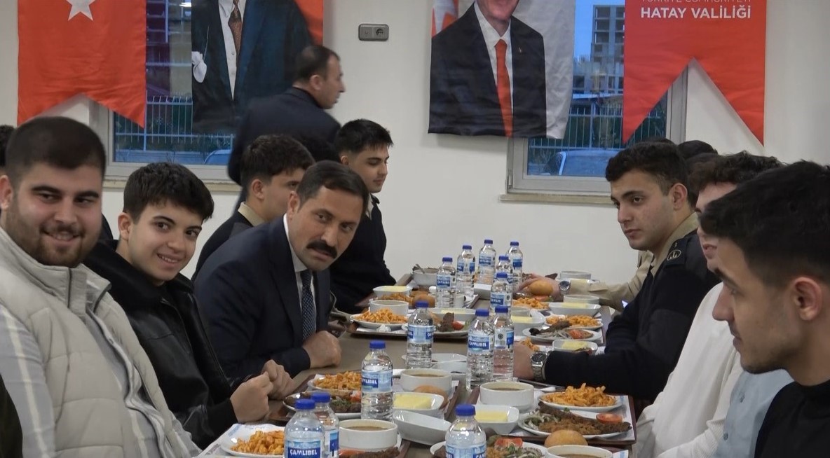 vali masatli universite ogrencileriyle iftar sofrasinda bir araya geldi 0 DjqWLhTi