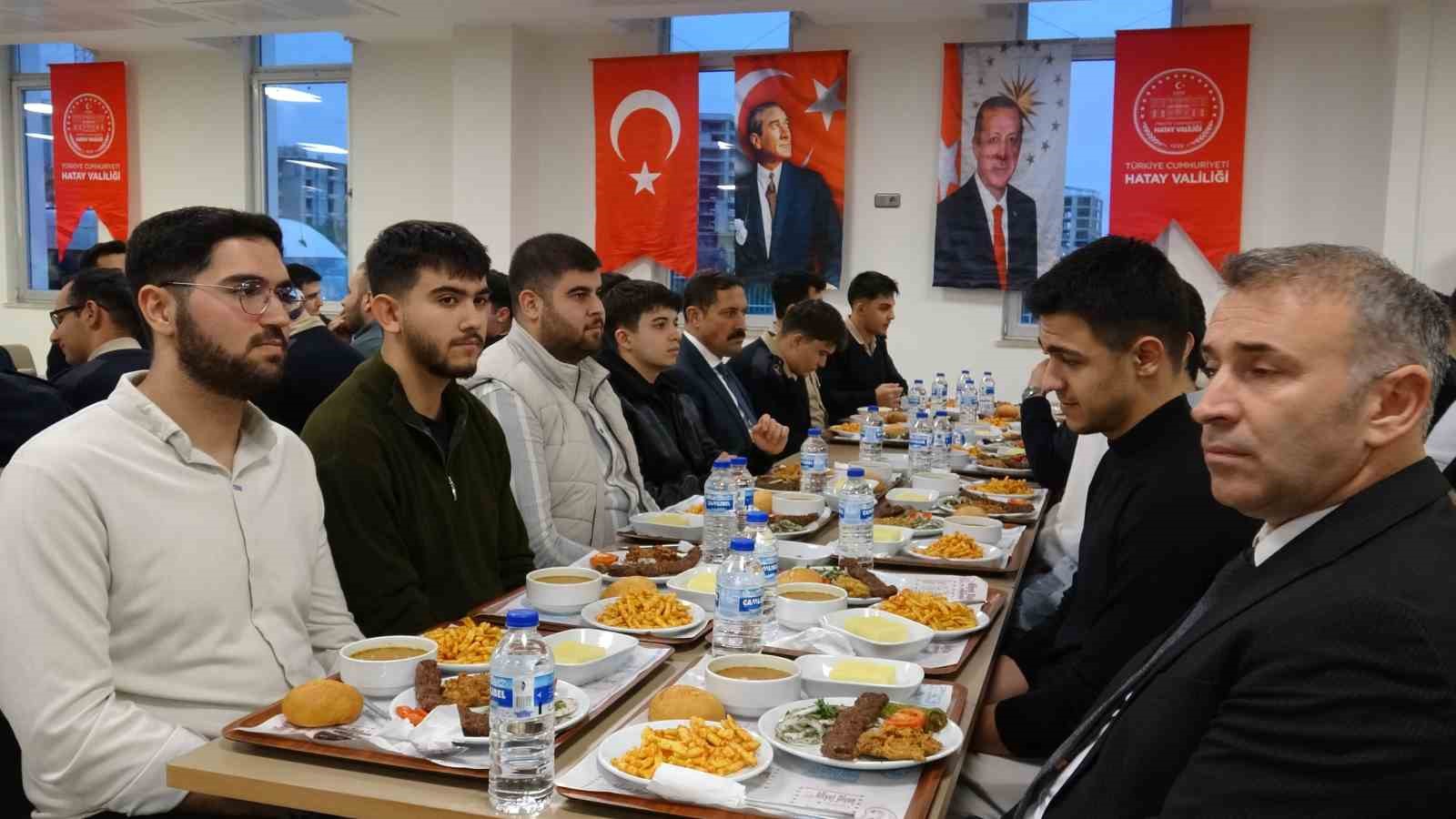 vali masatli universite ogrencileriyle iftar sofrasinda bir araya geldi 1 3LAPbm3Y