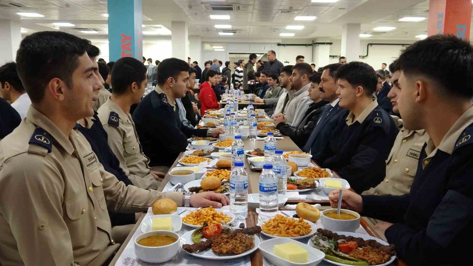 vali masatli universite ogrencileriyle iftar sofrasinda bir araya geldi 3 k8LFIEic