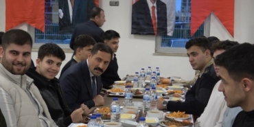 vali-masatli-universite-ogrencileriyle-iftar-sofrasinda-bir-araya-geldi-JsuPiONT.jpg