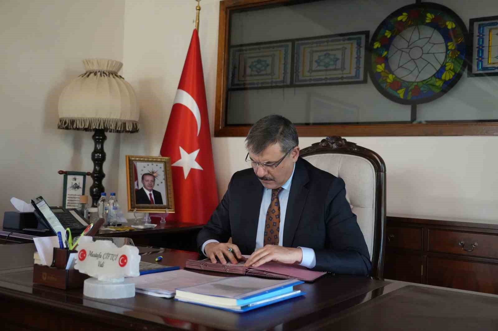 vali mustafa ciftcinin erzurum kongre binasi mesaisi 0 z9G28zWm