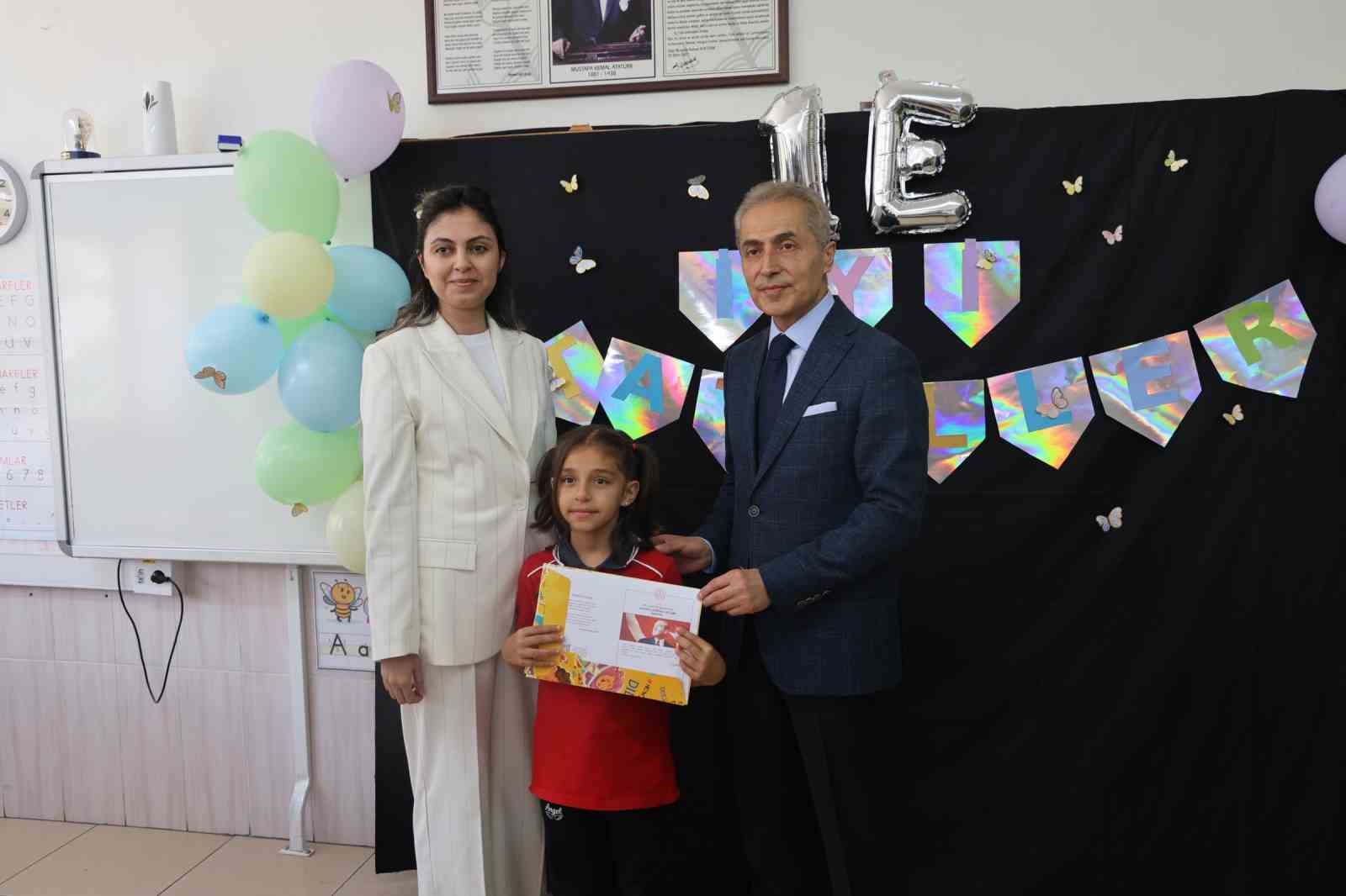 vali olmak istiyorum diyen minik ogrenci karne torenine damga vurdu 2 fEYj2BUJ