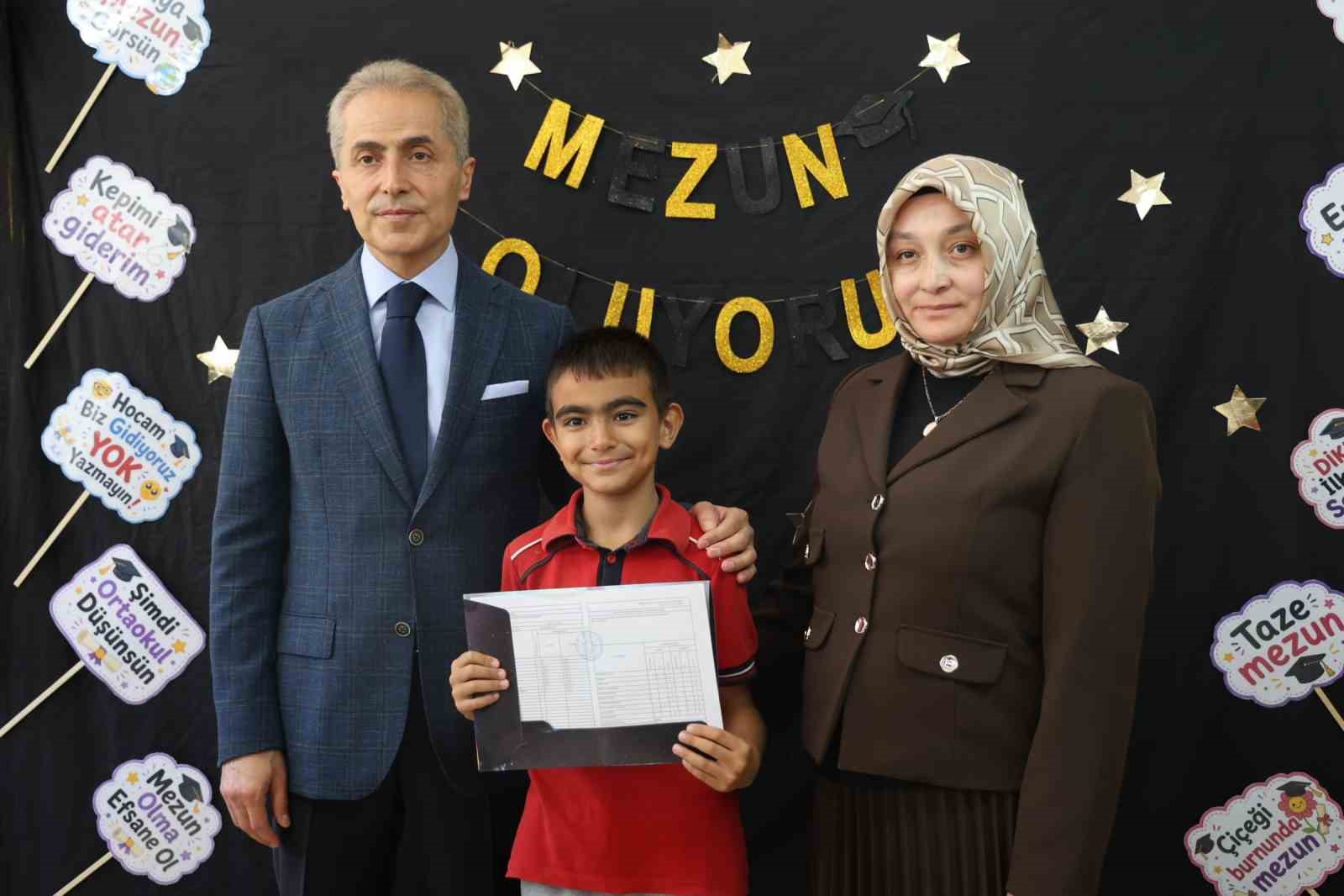 vali olmak istiyorum diyen minik ogrenci karne torenine damga vurdu 4 SutC3k2V