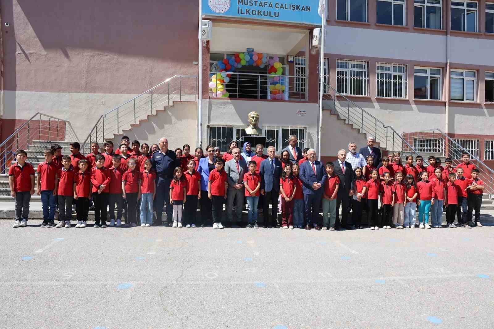 vali olmak istiyorum diyen minik ogrenci karne torenine damga vurdu 5 naEThSZC