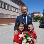 vali-olmak-istiyorum-diyen-minik-ogrenci-karne-torenine-damga-vurdu-9XpHGrCR.jpg