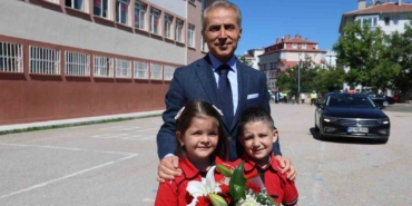 vali-olmak-istiyorum-diyen-minik-ogrenci-karne-torenine-damga-vurdu-9XpHGrCR.jpg