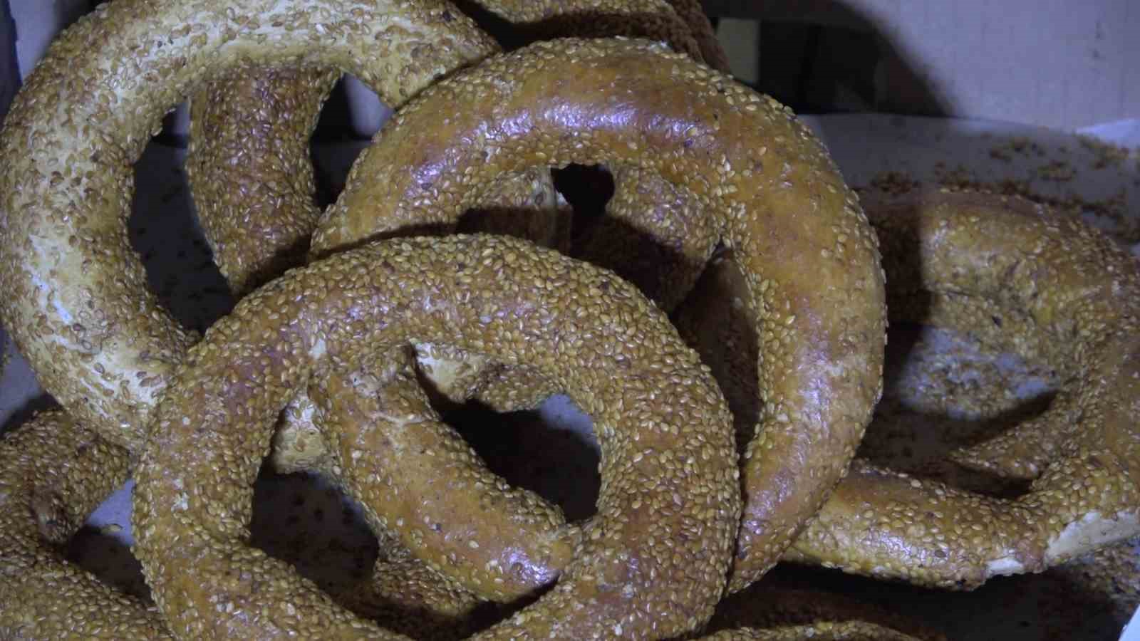 vali onder bakan cami bahcesinde ve kutuphanede vatandaslara simit ile ayran dagitti 3 M4KnJXNw