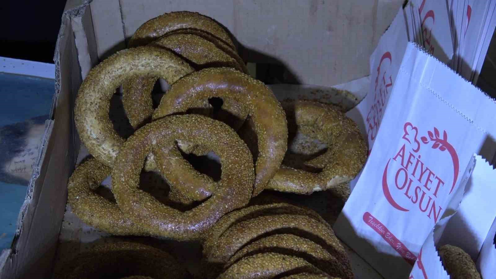 vali onder bakan cami bahcesinde ve kutuphanede vatandaslara simit ile ayran dagitti 4 iHQFwk5S